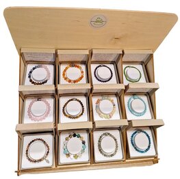Display met dames natuursteen armbanden