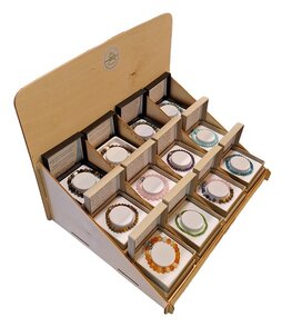 Display met dames- en heren armbanden