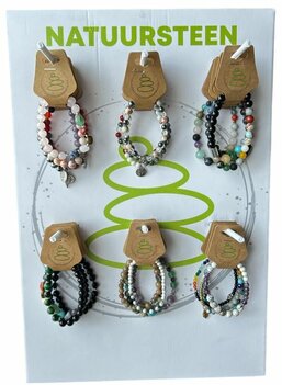 Display met diverse natuurstenen dames armbanden