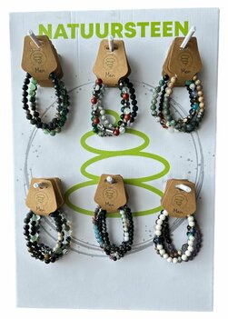Display met natuurstenen heren armbanden