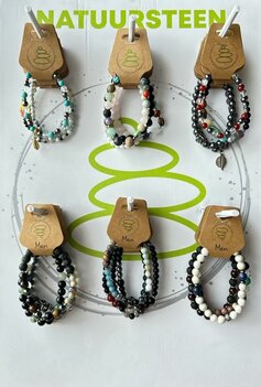 Display met heren- en dames natuurstenen armbanden