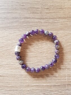 Heren armband Amethist met matzilverkleurige kraal