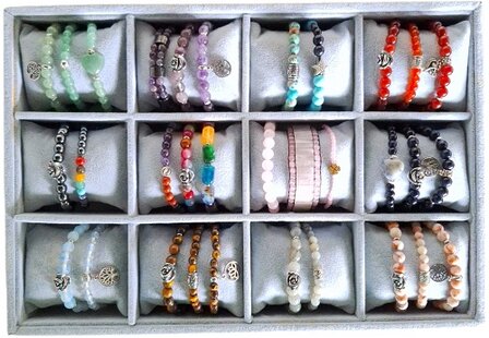 Display met natuurstenen armbanden