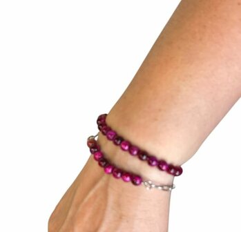 Zilverkleurige schakel armband met fuchsia Tijgeroog natuursteen