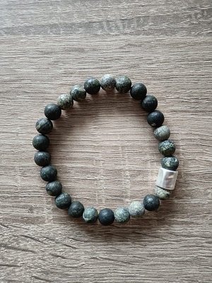 Heren armband mat Zoïsiet met matzilverkleurige kraal
