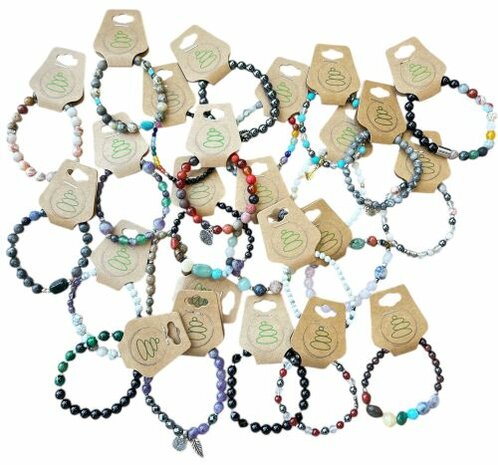 Display met variatie dames armbanden van natuursteen