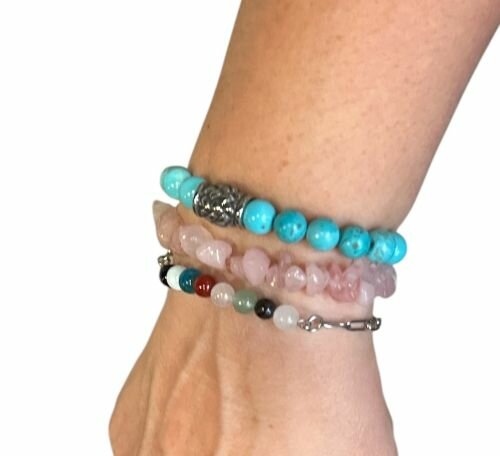 Zilverkleurige schakel armband met een mix van natuursteen kralen
