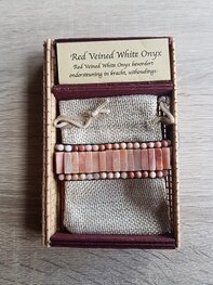 Dames armband met natuursteen Red Veined White Onyx