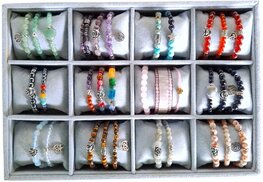 Display met variatie damesarmbanden van natuursteen