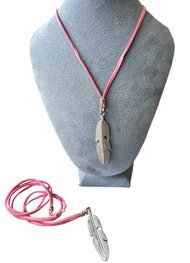 Ketting (verstelbaar) van roze veter en veer hanger